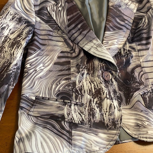 Woman’s jacket - Picture 3 of 9